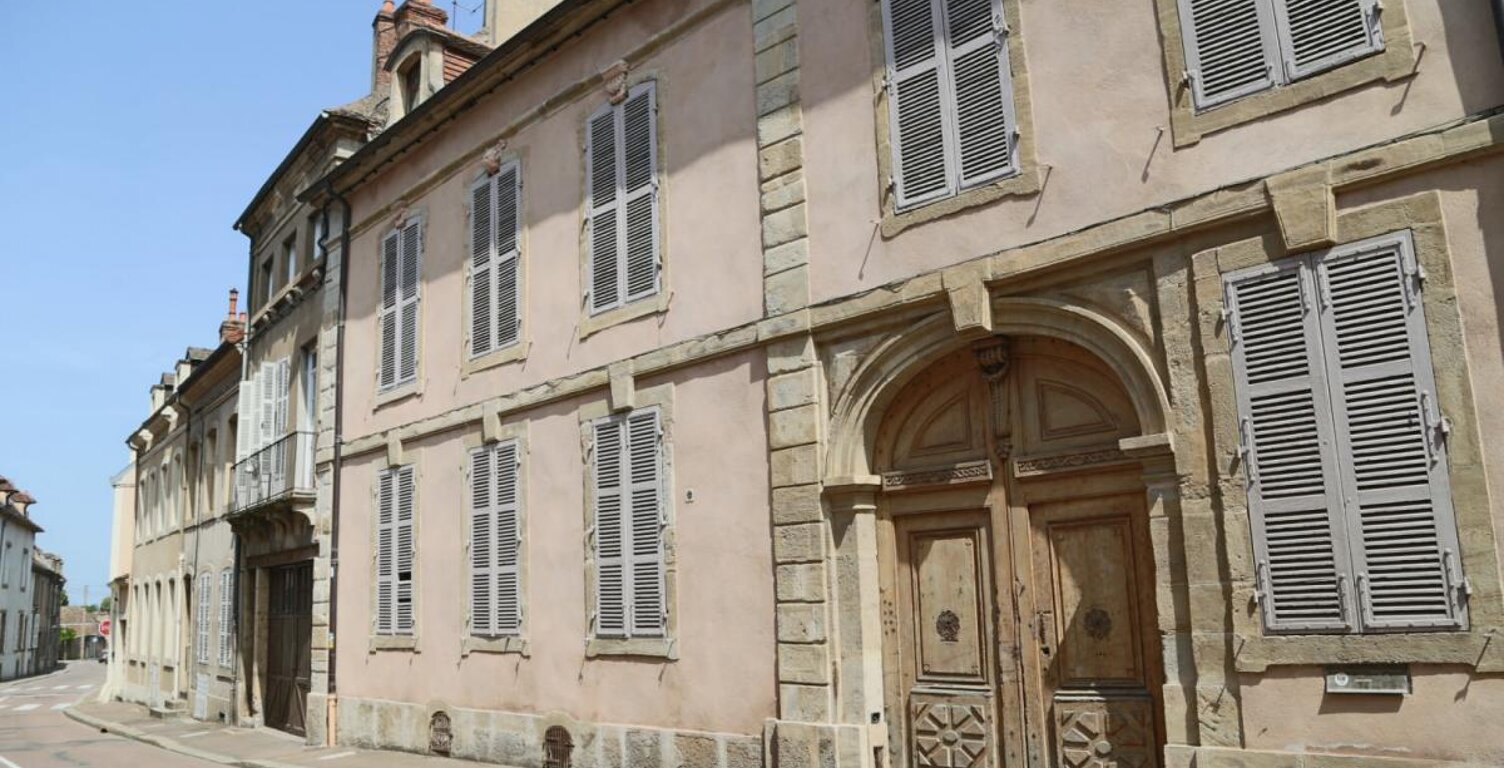Hôtel particulier du 18ème siècle ouvrant sur cour fermée — photo 1