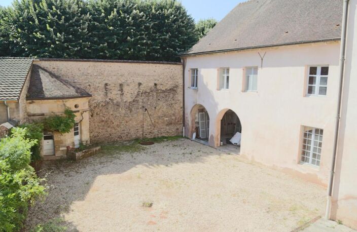 Hôtel particulier du 18ème siècle ouvrant sur cour fermée — photo 2