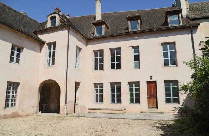 Hôtel particulier du 18ème siècle ouvrant sur cour fermée — photo 3