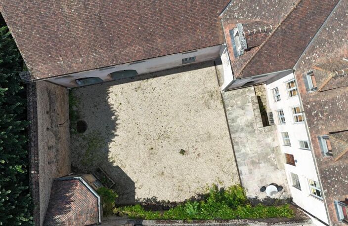 Hôtel particulier du 18ème siècle ouvrant sur cour fermée — photo 4