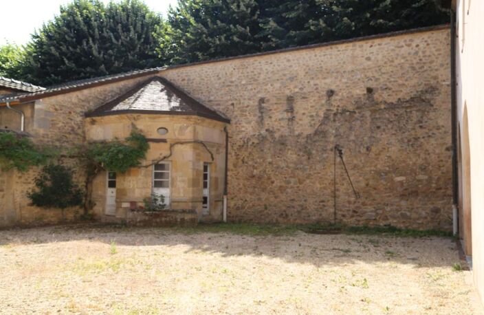 Hôtel particulier du 18ème siècle ouvrant sur cour fermée — photo 5