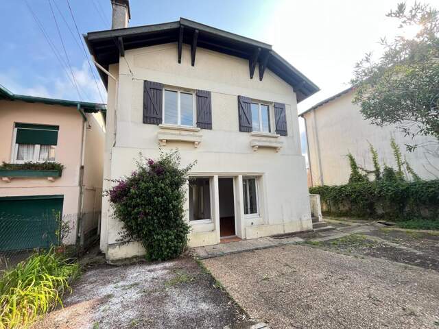   Investissement Idéal : Maison Divisée en 3 Logements avec Jardin ! — photo du bien