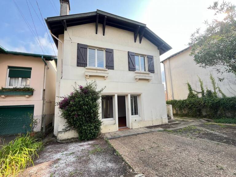   Investissement Idéal : Maison Divisée en 3 Logements avec Jardin ! — photo 1