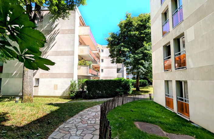 En vente au Plessis-Robinson : appartement dernier étage — photo 2
