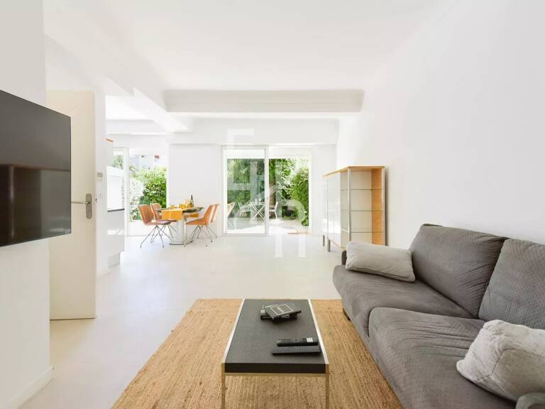 Cannes – Appartement de 55 m² entièrement rénové avec 46 m2 de jardin et garage privé — photo 1