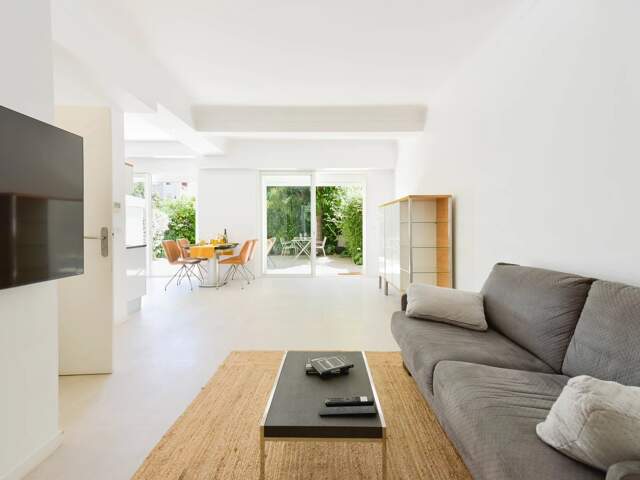 Cannes – Appartement de 55 m² entièrement rénové avec 46 m2 de jardin et garage privé — photo du bien