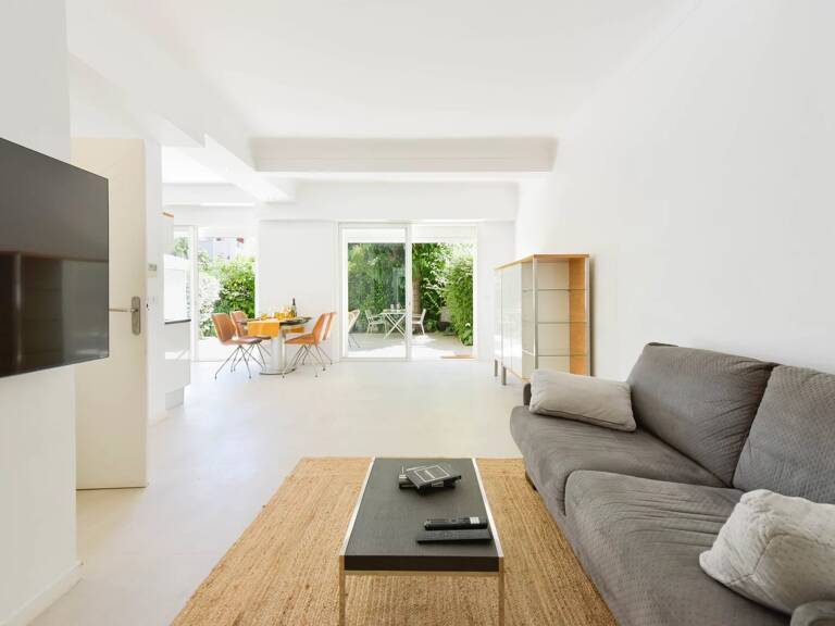 Cannes – Appartement de 55 m² entièrement rénové avec 46 m2 de jardin et garage privé — photo 1
