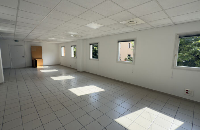 Nimes jean Jaures -   bureaux  au 1er etage avec ascenseur - — photo 2