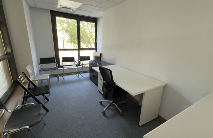 Nimes jean Jaures -   bureaux  au 1er etage avec ascenseur - — photo 3