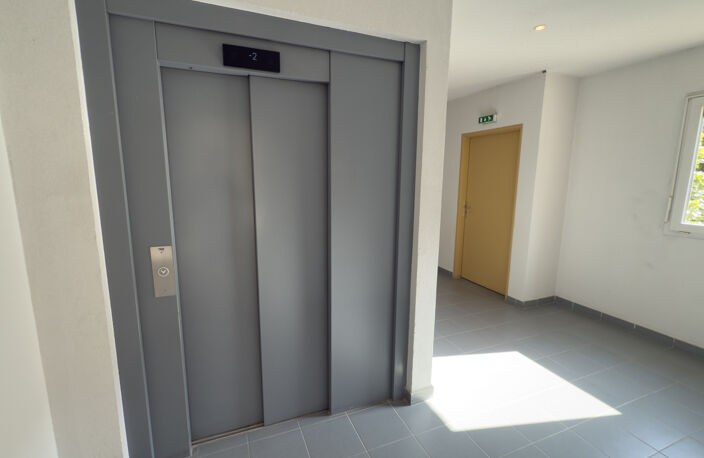 Nimes jean Jaures -   bureaux  au 1er etage avec ascenseur - — photo 4