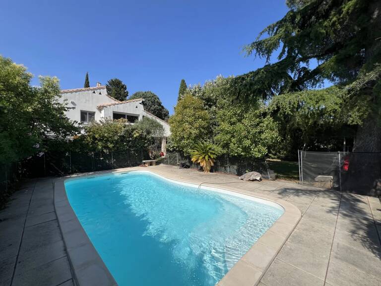 Montfrin, villa 200m², 7 chambres sur 1320m² av.piscine — photo 1