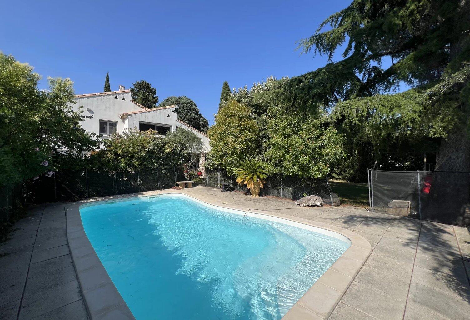 Montfrin, villa 200m², 7 chambres sur 1320m² av.piscine — photo 1