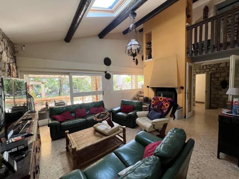 Montfrin, villa 200m², 7 chambres sur 1320m² av.piscine — photo 1