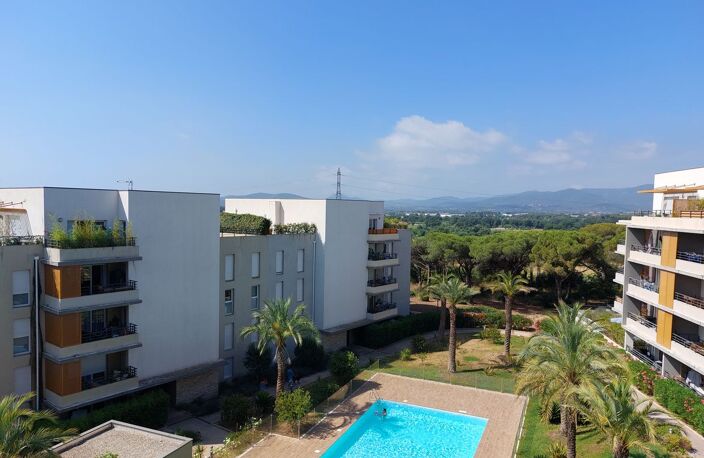 Fréjus Appartement type villa sur le toit Garage d — photo 2