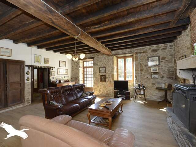 Maison en pierre de 4 pièces principales — photo du bien