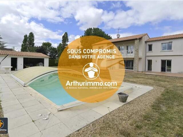 Maison de 236m2 La Foye-Monjault — photo du bien
