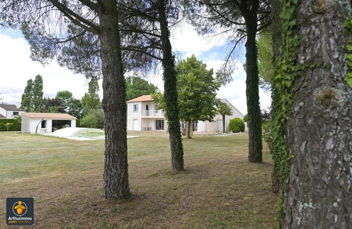 Maison de 236m2 La Foye-Monjault — photo 2