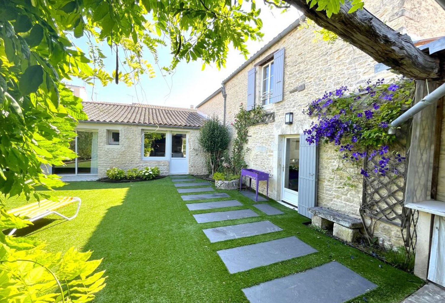 À VENDRE – Propriété de caractère avec dépendances, piscine et jardin clos, proche La Rochelle — photo 1