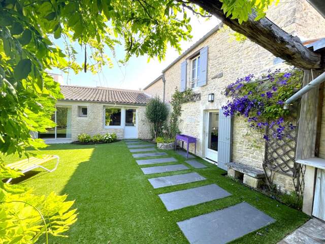 À VENDRE – Propriété de caractère avec dépendances, piscine et jardin clos, proche La Rochelle — photo du bien