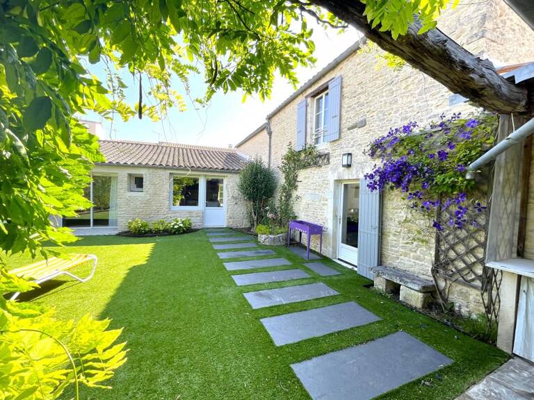 À VENDRE – Propriété de caractère avec dépendances, piscine et jardin clos, proche La Rochelle — photo 1
