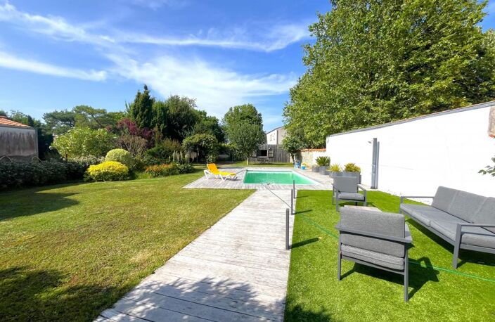 À VENDRE – Propriété de caractère avec dépendances, piscine et jardin clos, proche La Rochelle — photo 2