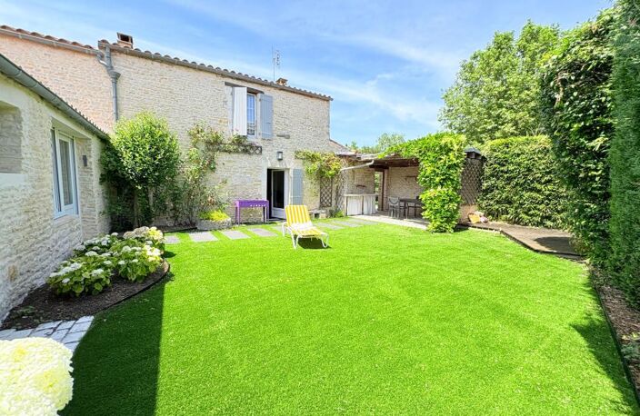 À VENDRE – Propriété de caractère avec dépendances, piscine et jardin clos, proche La Rochelle — photo 3