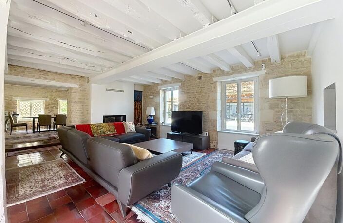 À VENDRE – Propriété de caractère avec dépendances, piscine et jardin clos, proche La Rochelle — photo 4