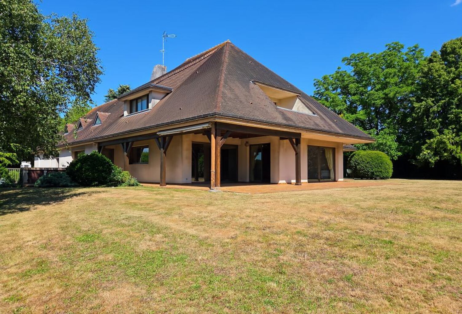 🏞️ Un cadre de vie privilégié Édifiée sur un terrain de plus de 6 780 m², entièrement clos et paysager, cette propriété vous garantit intimité, calme absolu et contact permanent avec la nature, à seulement 1h de Paris — photo 1