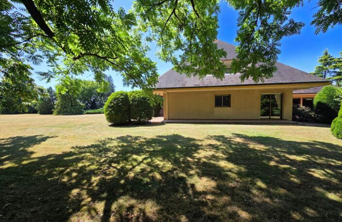 🏞️ Un cadre de vie privilégié Édifiée sur un terrain de plus de 6 780 m², entièrement clos et paysager, cette propriété vous garantit intimité, calme absolu et contact permanent avec la nature, à seulement 1h de Paris — photo 2