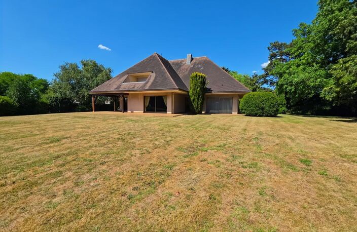 🏞️ Un cadre de vie privilégié Édifiée sur un terrain de plus de 6 780 m², entièrement clos et paysager, cette propriété vous garantit intimité, calme absolu et contact permanent avec la nature, à seulement 1h de Paris — photo 4