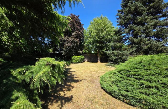 🏞️ Un cadre de vie privilégié Édifiée sur un terrain de plus de 6 780 m², entièrement clos et paysager, cette propriété vous garantit intimité, calme absolu et contact permanent avec la nature, à seulement 1h de Paris — photo 5