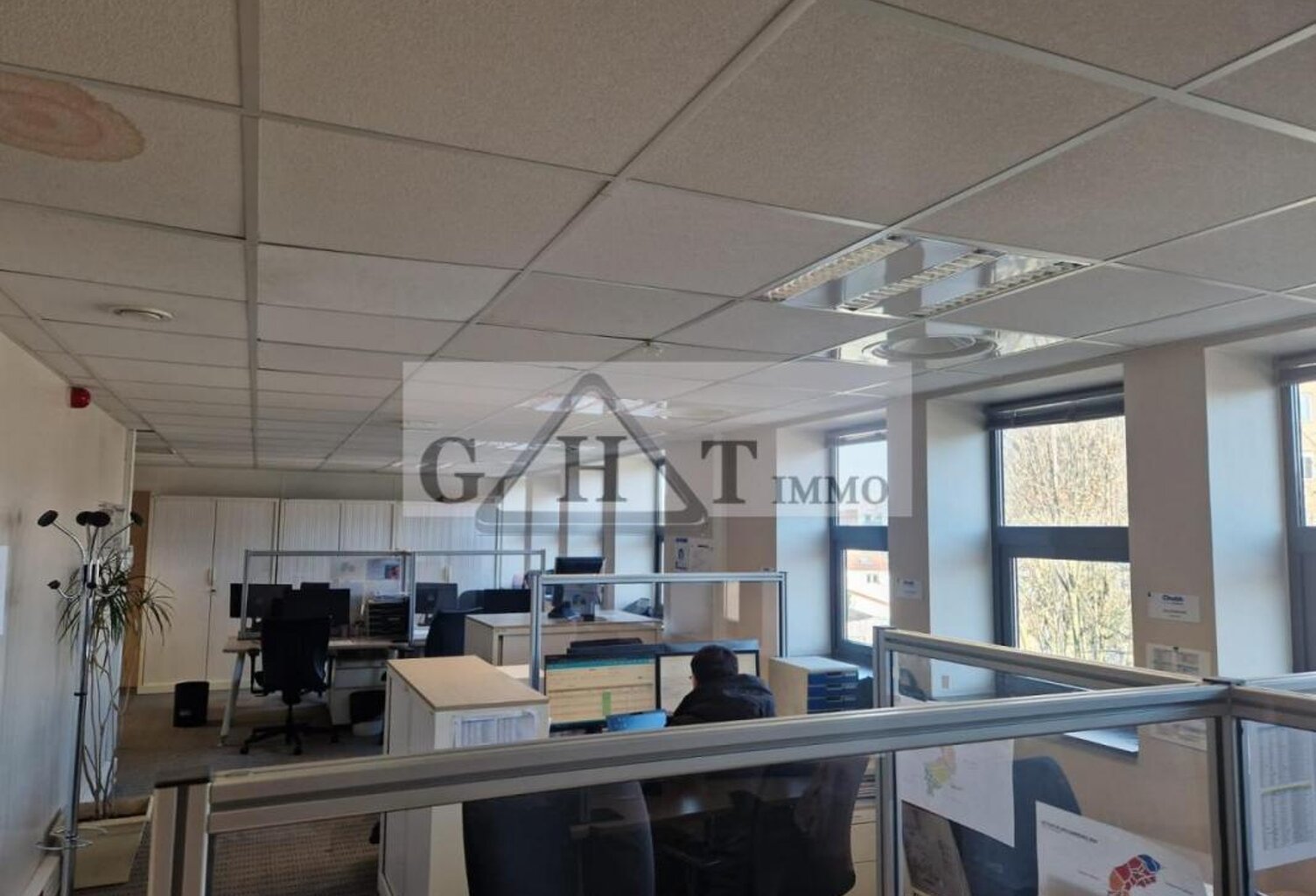 À LOUER  BUREAU DE 269M² DANS UN PARC SÉCURISÉ À IVRY-SUR -SEINE — photo 1