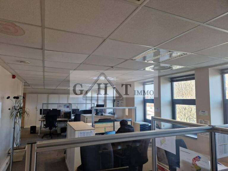 À LOUER  BUREAU DE 269M² DANS UN PARC SÉCURISÉ À IVRY-SUR -SEINE — photo 1