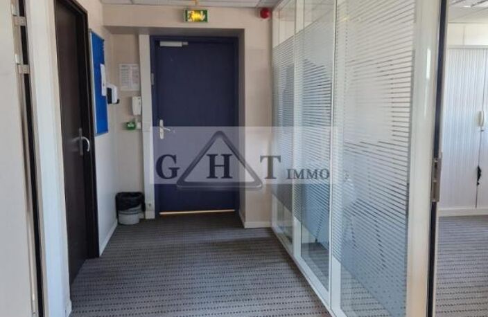 À LOUER  BUREAU DE 269M² DANS UN PARC SÉCURISÉ À IVRY-SUR -SEINE — photo 2