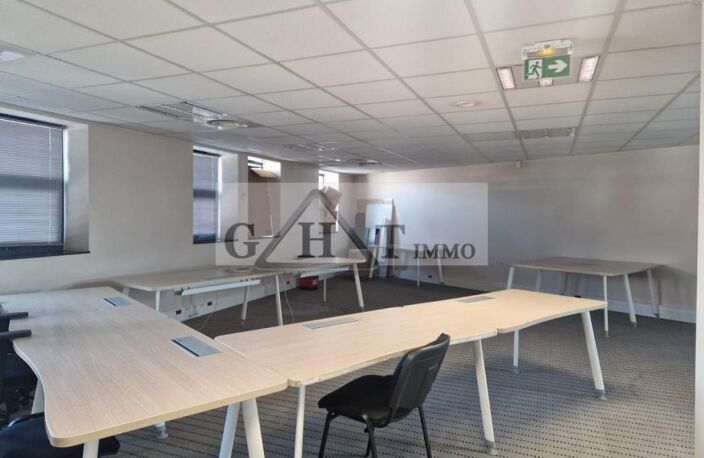 À LOUER  BUREAU DE 269M² DANS UN PARC SÉCURISÉ À IVRY-SUR -SEINE — photo 3