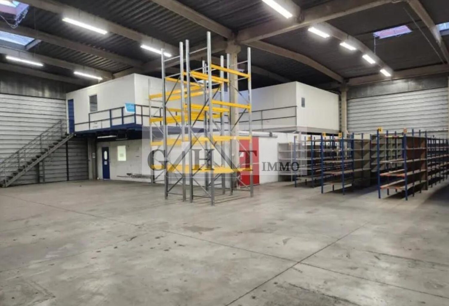 705 M² ENTREPOT BUREAUX A VENDRE A TORCY — photo 1