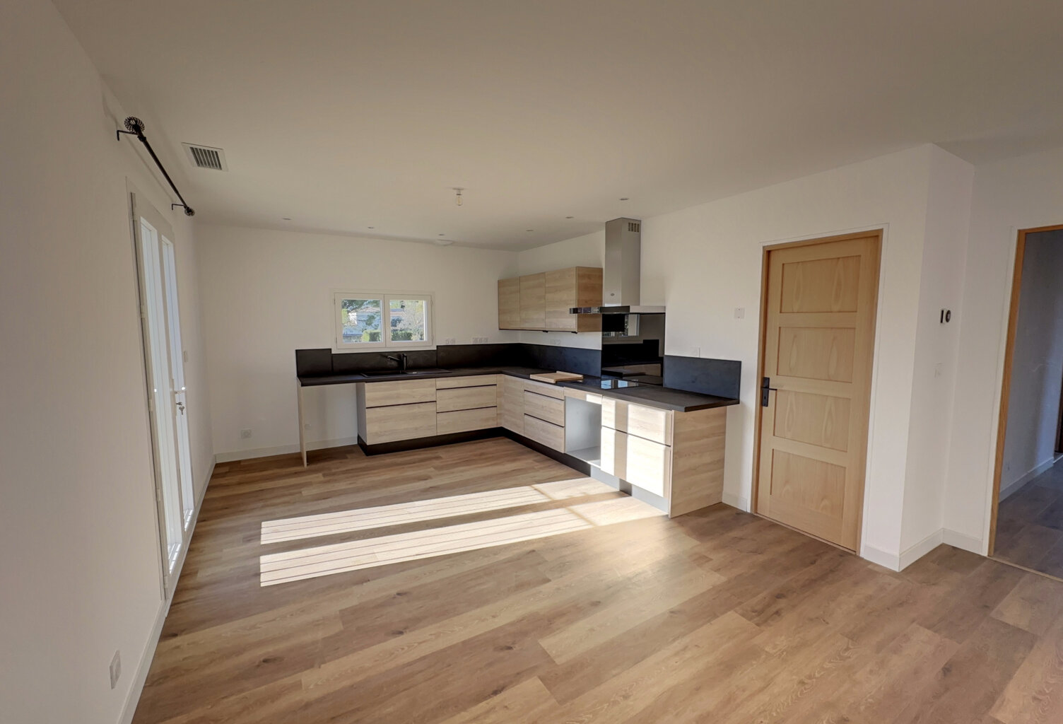 BERNIS, Location Appartement T4 au 1er étage d'une Villa avec jardin privatif — photo 1