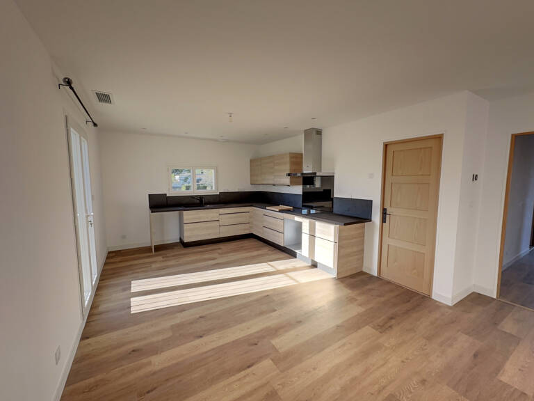 BERNIS, Location Appartement T4 au 1er étage d'une Villa avec jardin privatif — photo 1