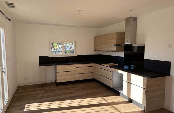 BERNIS, Location Appartement T4 au 1er étage d'une Villa avec jardin privatif — photo 2