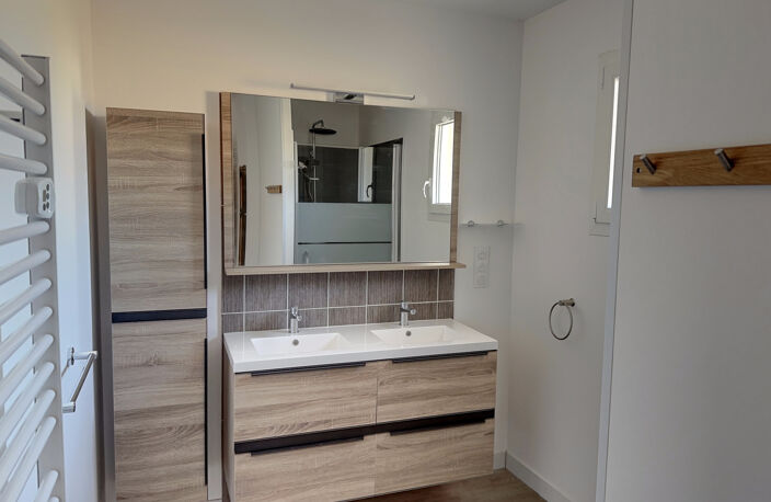 BERNIS, Location Appartement T4 au 1er étage d'une Villa avec jardin privatif — photo 4
