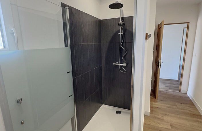 BERNIS, Location Appartement T4 au 1er étage d'une Villa avec jardin privatif — photo 5