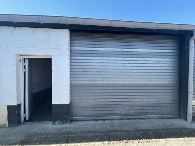 Bâtiment d'activités ou de stockage à VENDRE. — photo 1