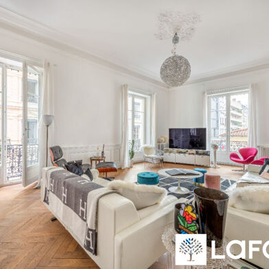 Appartement 6 pièces 3190 €