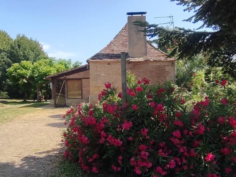 A SAISIR, 10 MN DE LALINDE BELLE PROPRIETE EN PIERRE SITUÉE SUR UN PLATEAU VERDOYANT DE 15 000 M², COMPOSÉE D'UNE PÉRIGOURDINE DE 110 M² SH, 3 CHAMBRES + UNE DEPENDANCE DE 89 M² POUVANT SERVIR DE MAISON D'AMIS + UN LOGEMENT T3 DE 84 M² AVEC TERRASSE, UN GRAND GARAGE IDEAL POUR CAMPING-CAR + PISCINE.                                                                   — photo 1