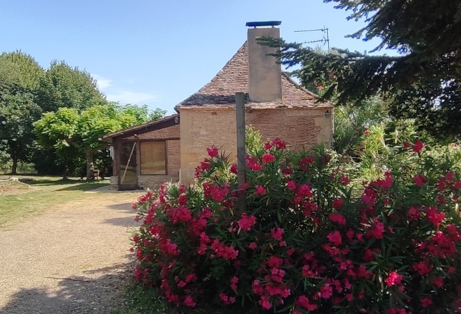 A SAISIR, 10 MN DE LALINDE BELLE PROPRIETE EN PIERRE SITUÉE SUR UN PLATEAU VERDOYANT DE 15 000 M², COMPOSÉE D'UNE PÉRIGOURDINE DE 110 M² SH, 3 CHAMBRES + UNE DEPENDANCE DE 89 M² POUVANT SERVIR DE MAISON D'AMIS + UN LOGEMENT T3 DE 84 M² AVEC TERRASSE, UN GRAND GARAGE IDEAL POUR CAMPING-CAR + PISCINE.                                                                   — photo 1