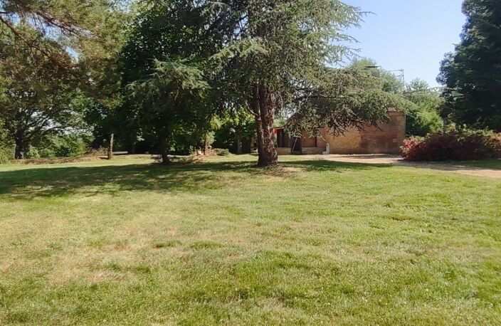 A SAISIR, 10 MN DE LALINDE BELLE PROPRIETE EN PIERRE SITUÉE SUR UN PLATEAU VERDOYANT DE 15 000 M², COMPOSÉE D'UNE PÉRIGOURDINE DE 110 M² SH, 3 CHAMBRES + UNE DEPENDANCE DE 89 M² POUVANT SERVIR DE MAISON D'AMIS + UN LOGEMENT T3 DE 84 M² AVEC TERRASSE, UN GRAND GARAGE IDEAL POUR CAMPING-CAR + PISCINE.                                                                   — photo 2