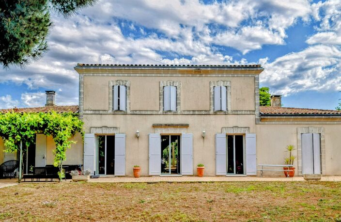 À VENDRE  ÉLÉGANTE VILLA DE 268 M²  CHARME BORDELAIS, — photo 3