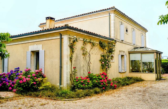 À VENDRE  ÉLÉGANTE VILLA DE 268 M²  CHARME BORDELAIS, — photo 5