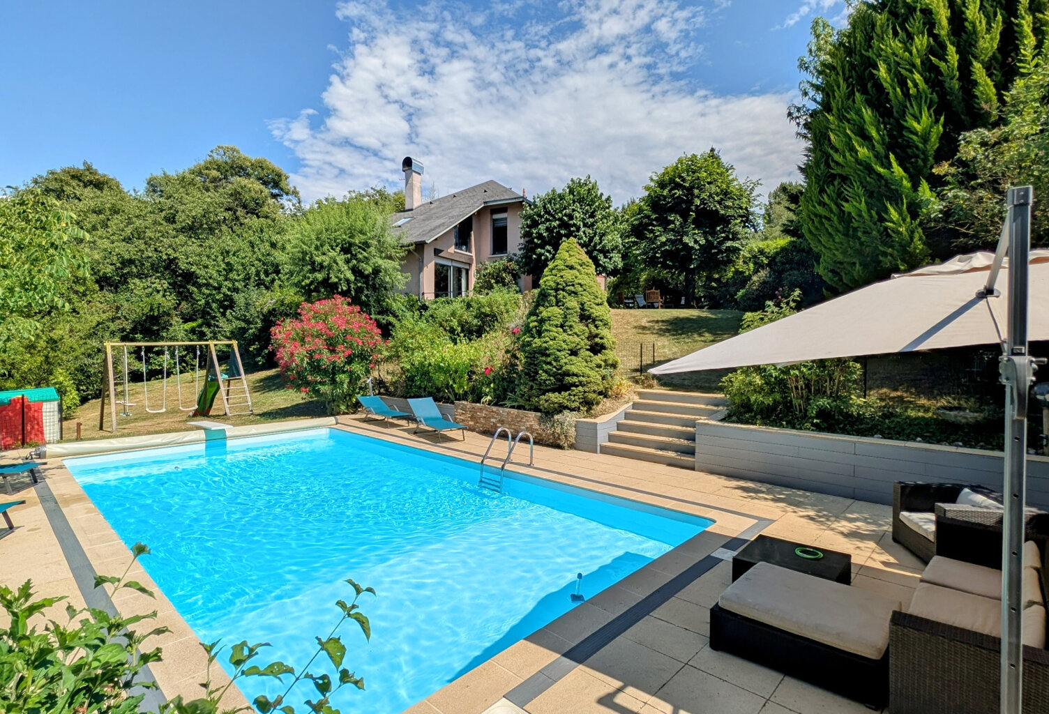 Villa d'architecte sur magnifique parc avec piscine — photo 1