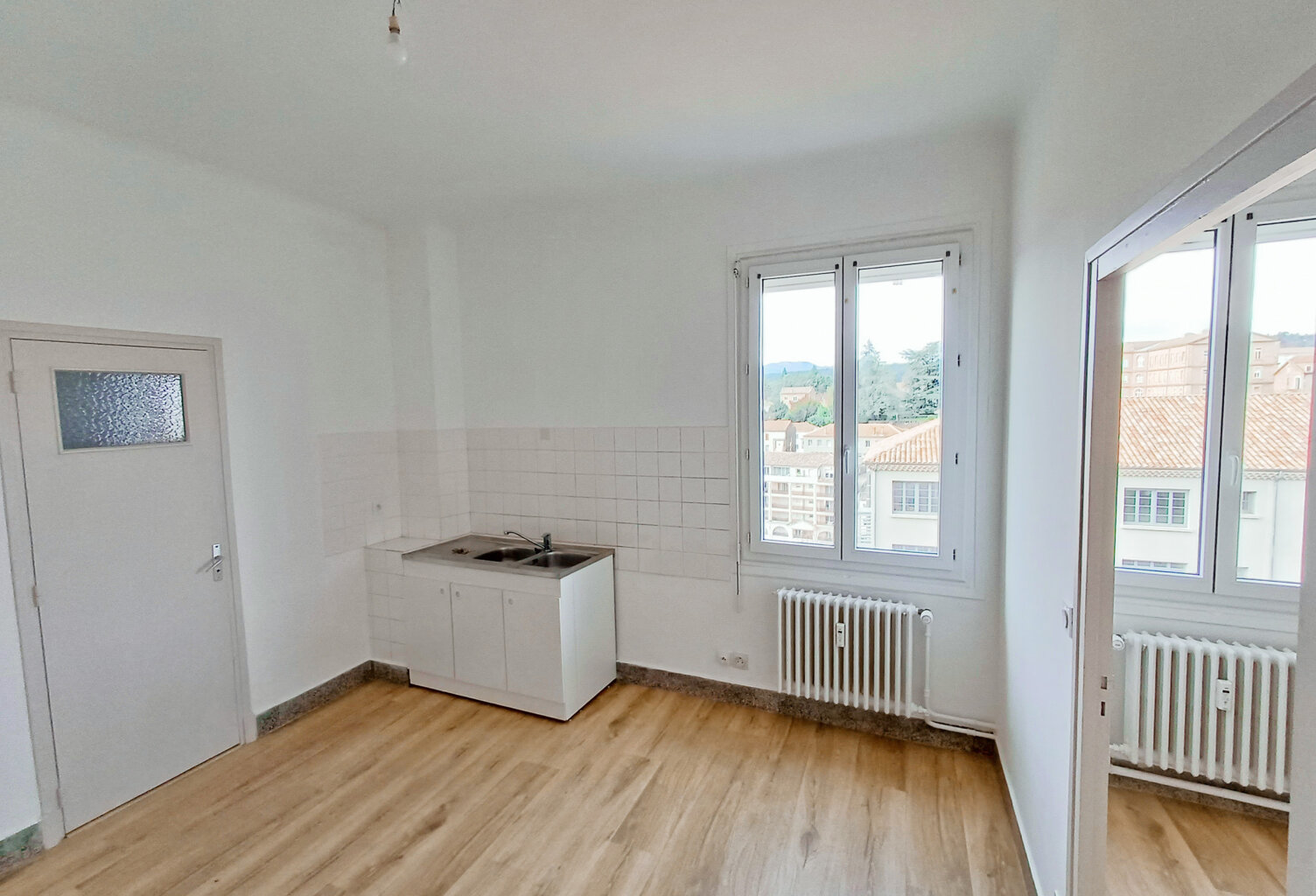 AUBENAS CENTRE - APPARTEMENT 2 PIECES 27m2 ASCENSEUR — photo 1
